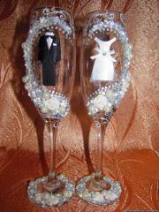 Жених и невеста в полусердце из белых роз